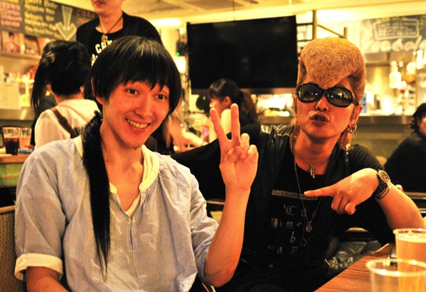 普段めったにライブの打ち上げに姿を表さない神聖かまってちゃんだが、この日は珍しく出席。の子（左）と綾小路翔（右）はすっかり打ち解けていた。