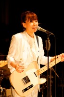 テレキャスターで見事なカッティングを披露した土岐麻子。