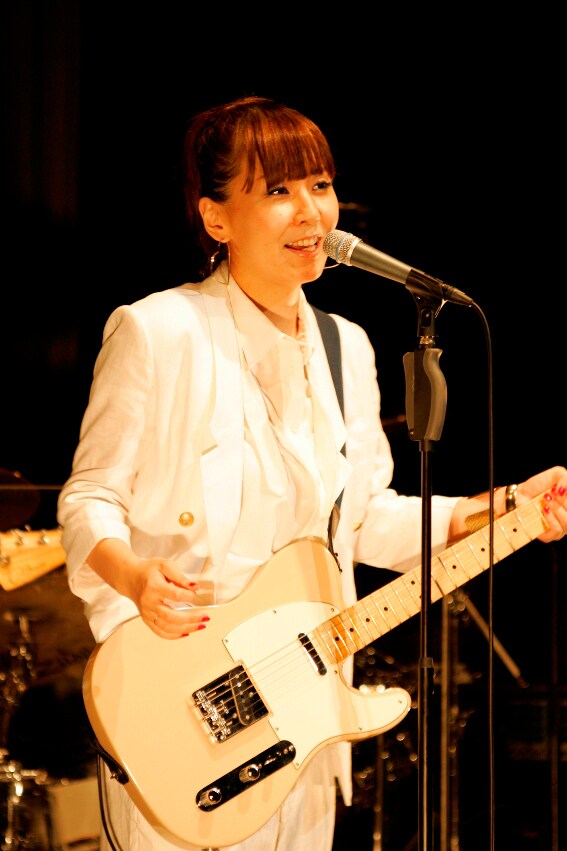 テレキャスターで見事なカッティングを披露した土岐麻子。