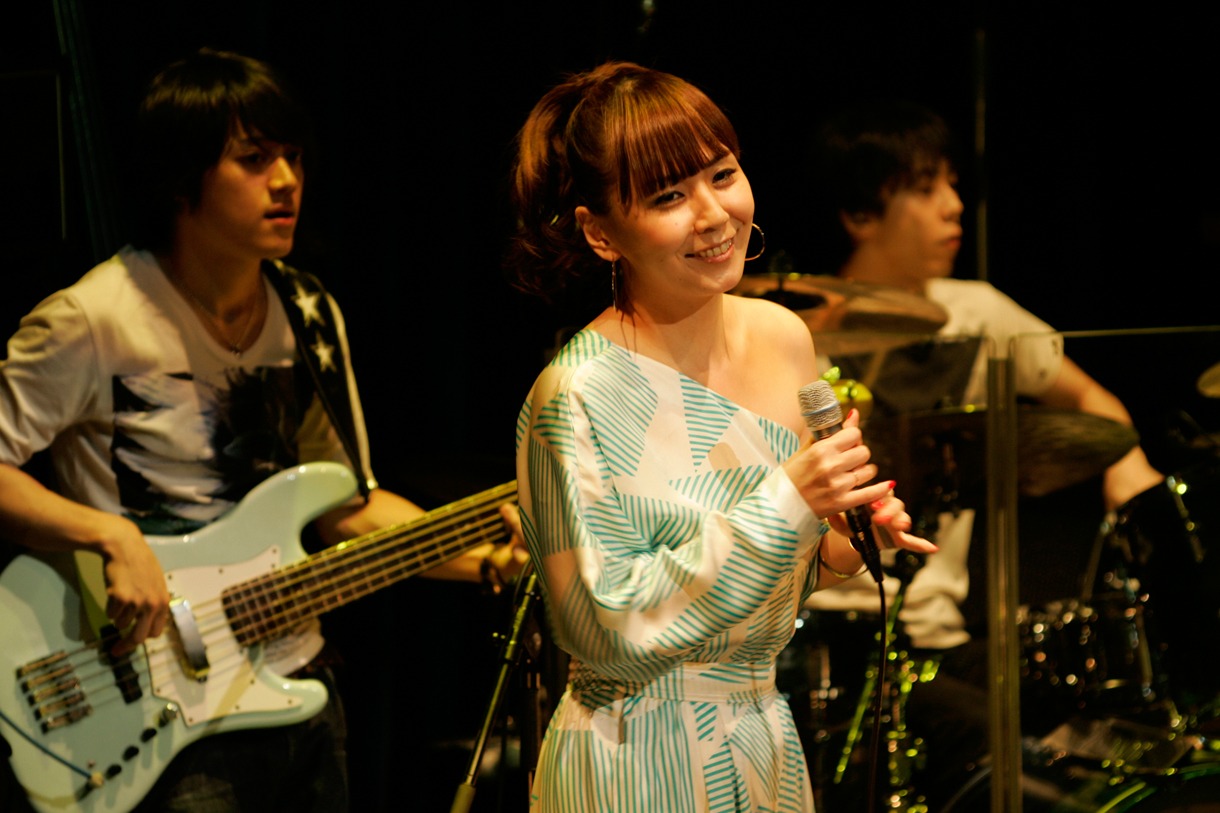 ゆーこー（B/写真左）と片山タカズミ（Dr/右）、そしてNeVeSSaの3人は20代。土岐と渡辺シュンスケの間には「フォッサマグナのような」世代観のミゾがあるという。