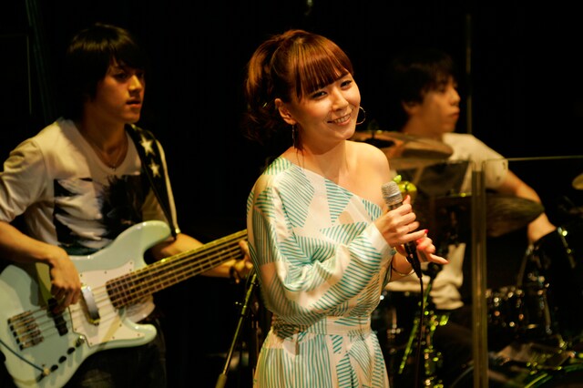 ゆーこー（B/写真左）と片山タカズミ（Dr/右）、そしてNeVeSSaの3人は20代。土岐と渡辺シュンスケの間には「フォッサマグナのような」世代観のミゾがあるという。