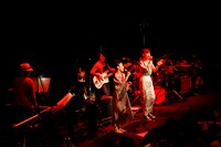 bird（写真中央）はGIRA MUNDOとのユニット「TRIADIC」の楽曲「blue blue blue feat.土岐麻子」を生披露。2日目のゲストROLLYは、すかんちのヒットナンバー「恋のマジックポーション」を歌った。