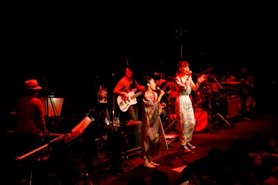 bird（写真中央）はGIRA MUNDOとのユニット「TRIADIC」の楽曲「blue blue blue feat.土岐麻子」を生披露。2日目のゲストROLLYは、すかんちのヒットナンバー「恋のマジックポーション」を歌った。