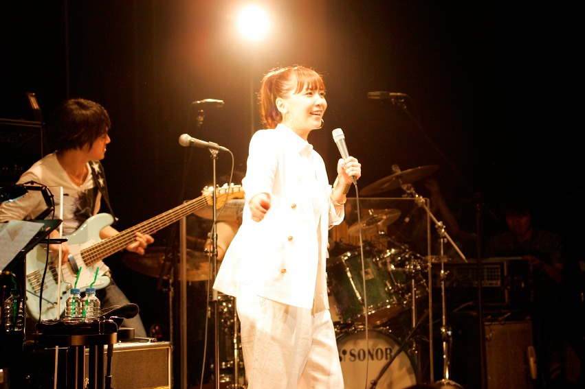 新曲「Mr. Summertime」は重厚なコーラスが印象的な“この夏一番の節電ソング”。