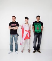 写真左からDJ HASEBE、Sugar Soul、Zeebra。8月5日に東京・ageHaで行われる今作のリリースパーティでは、新曲「Love Shines」が初披露される。