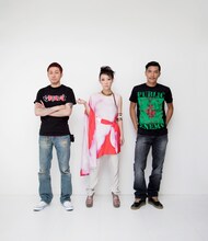 写真左からDJ HASEBE、Sugar Soul、Zeebra。8月5日に東京・ageHaで行われる今作のリリースパーティでは、新曲「Love Shines」が初披露される。