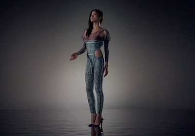 セクシーな衣装に身を包みたたずむメイサ。