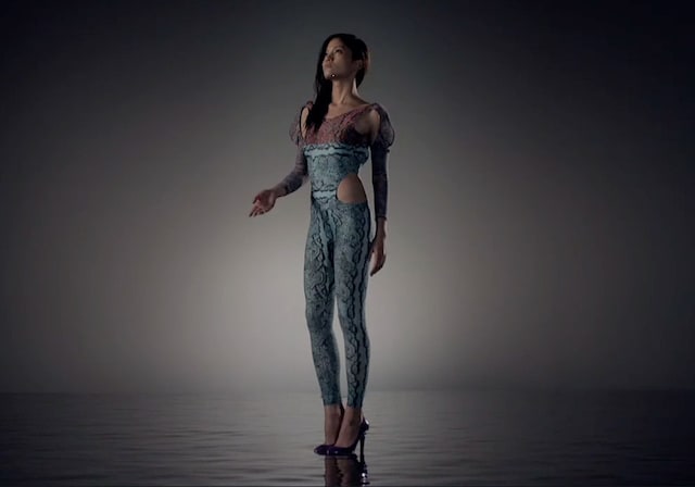 セクシーな衣装に身を包みたたずむメイサ。