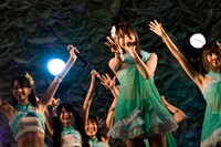 松井玲奈（写真中央）