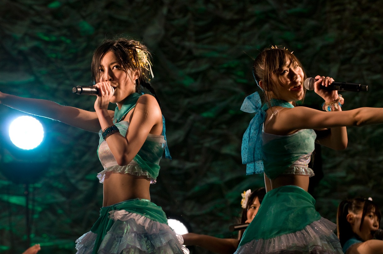 写真左から松井珠理奈、須田亜香里。