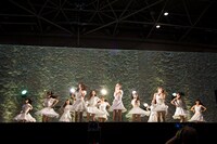 「ときめきの足跡」を披露する白組。