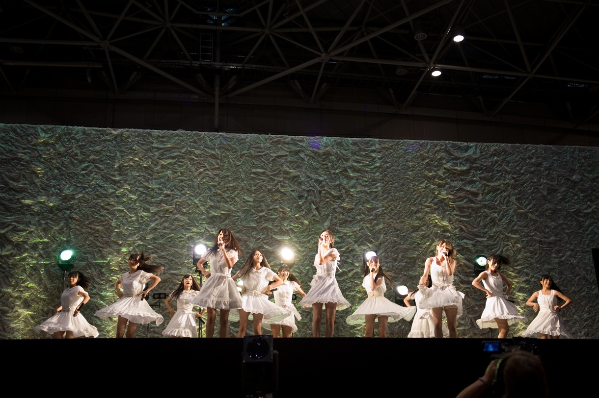 「ときめきの足跡」を披露する白組。