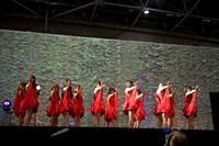 「パパは嫌い」を披露する紅組。