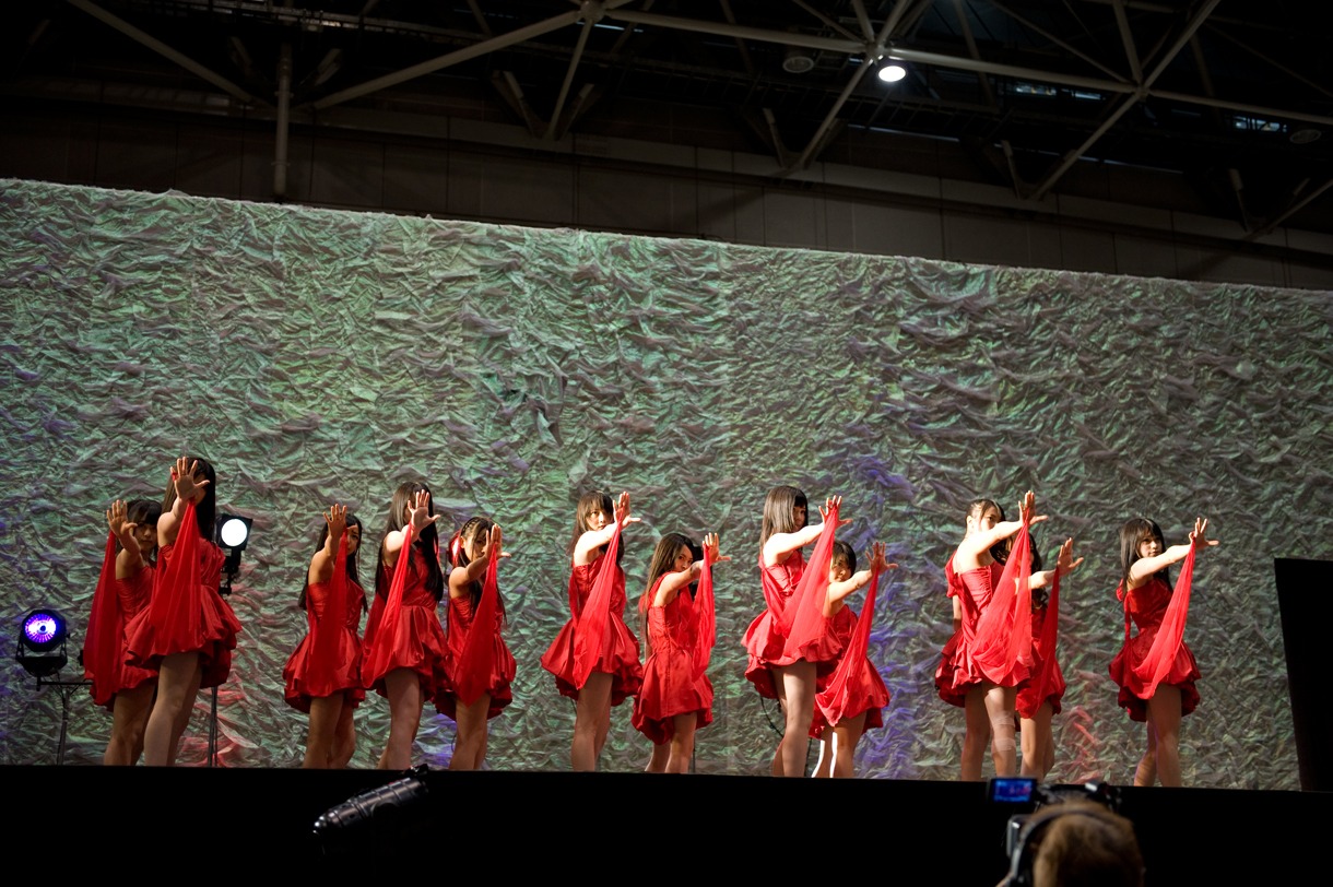 「パパは嫌い」を披露する紅組。