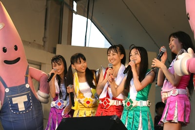 ノッポン兄弟を交えて夏休みの宿題について語り合うももクロちゃん。