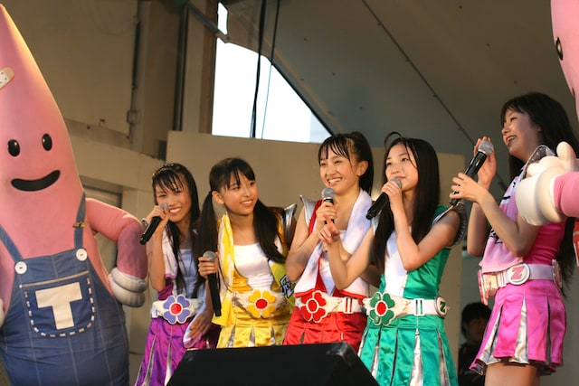 ノッポン兄弟を交えて夏休みの宿題について語り合うももクロちゃん。