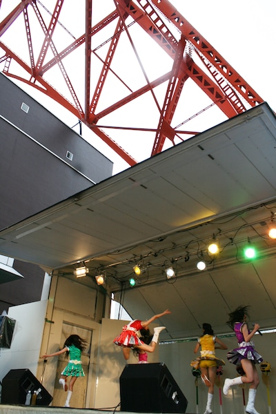 雨にぬれた床で100％のパフォーマンスができないシーンも見られたが、「行くぜっ！怪盗少女」の見せ場、百田夏菜子のえびぞりジャンプは120％の出来。