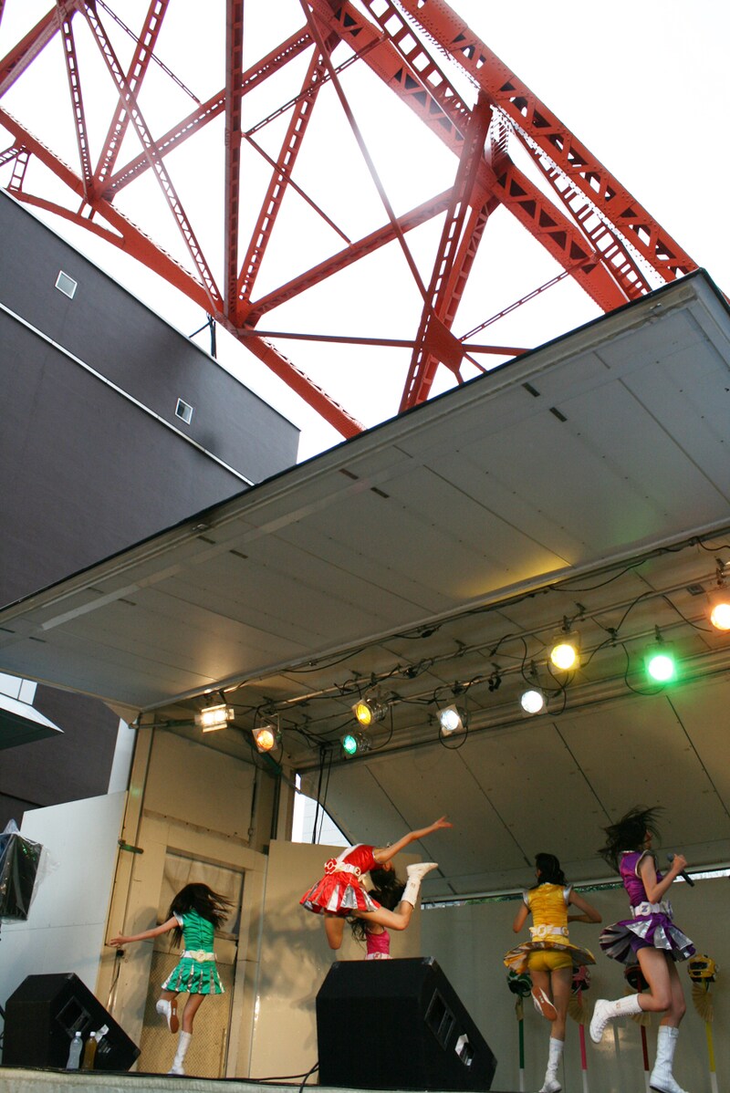 雨にぬれた床で100％のパフォーマンスができないシーンも見られたが、「行くぜっ！怪盗少女」の見せ場、百田夏菜子のえびぞりジャンプは120％の出来。