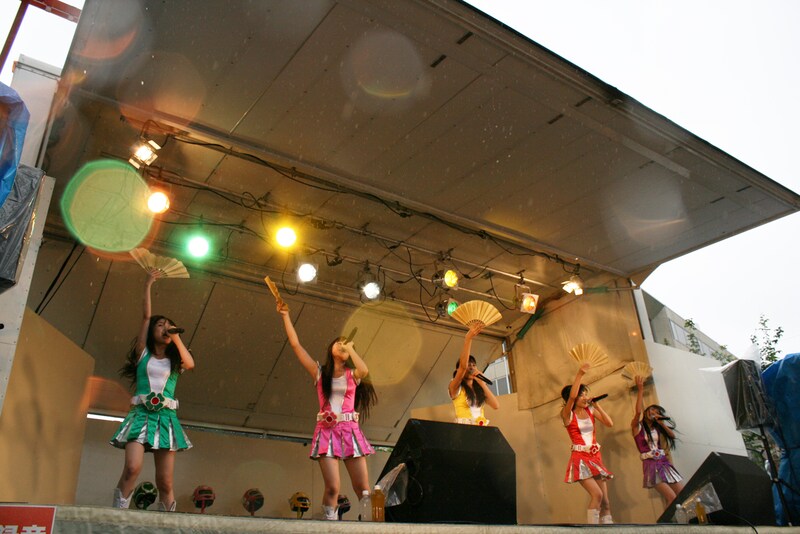 新曲「ワニとシャンプー」は夏休み終了間際の悲哀を歌ったラテンナンバー。振り付けには扇子が登場する。