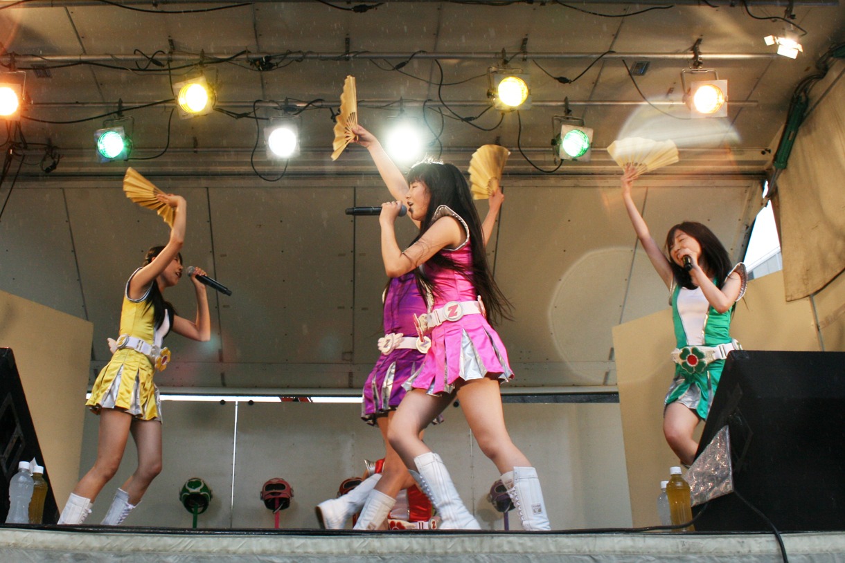 扇子を振り回して踊るももクロちゃん。