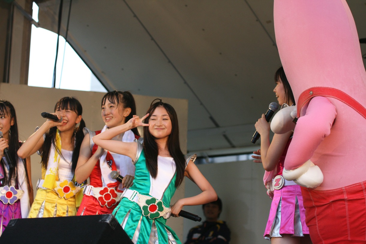 アルバムのプロモーションで多忙を極める中、夏休みの宿題をすでに終わらせた優等生・有安杏果（写真中央）。