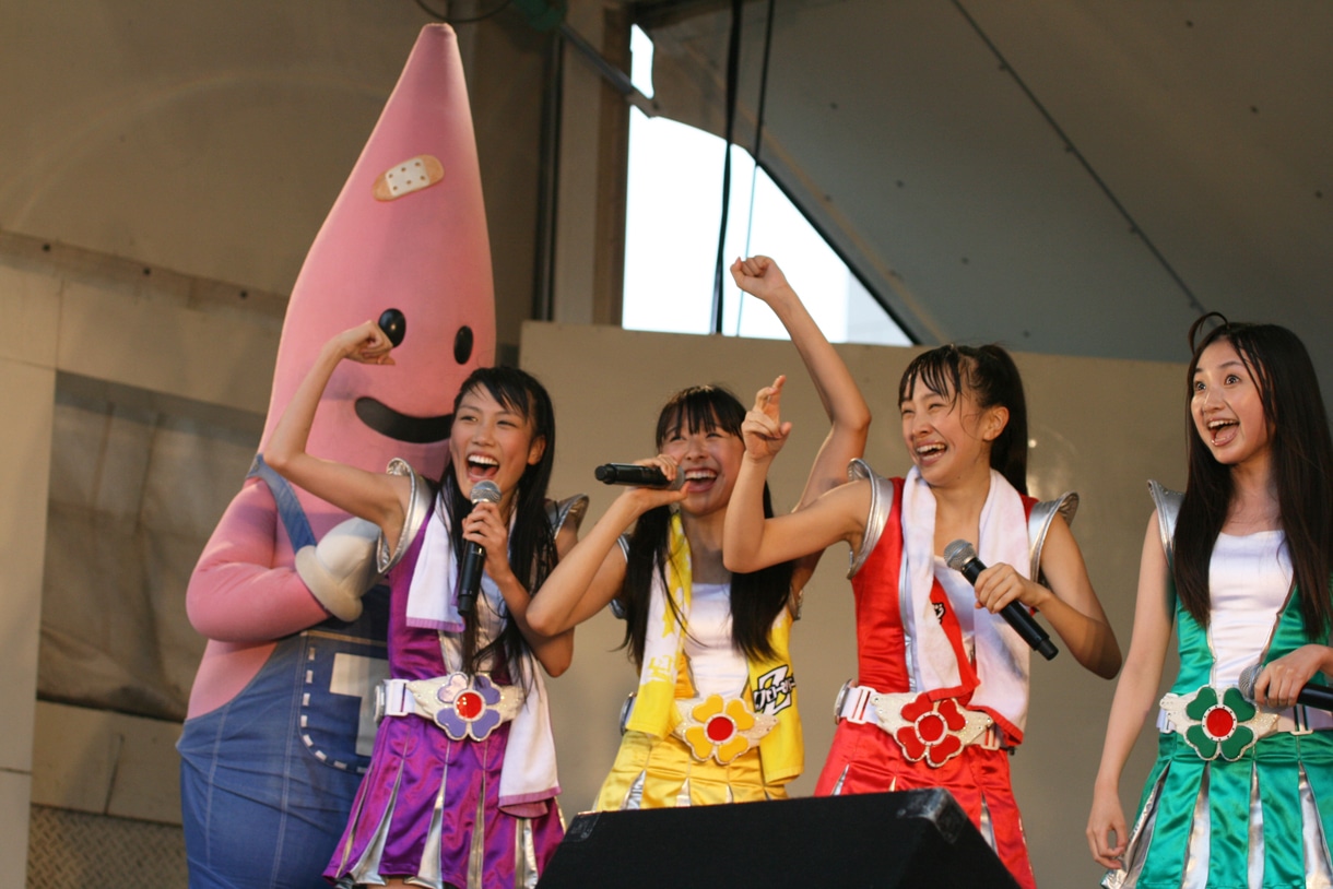 「宿題手ぇ付けてないぜイエー！」とやけくそで盛り上がる高城れに、玉井詩織、百田夏菜子（写真左から）。