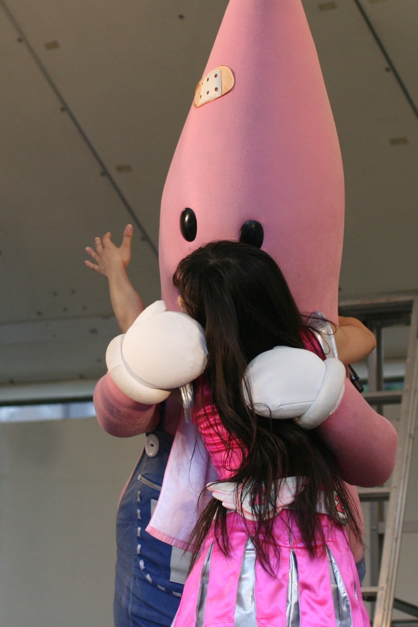 ノッポン（兄）にハグされるあーりん。