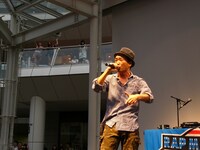 写真は7月27日に神奈川・ラゾーナ川崎で実施された新作発売記念ライブの模様。SEAMOはこのアンコールで次回作「コラボ伝説」のリリースを発表した。