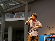 写真は7月27日に神奈川・ラゾーナ川崎で実施された新作発売記念ライブの模様。SEAMOはこのアンコールで次回作「コラボ伝説」のリリースを発表した。