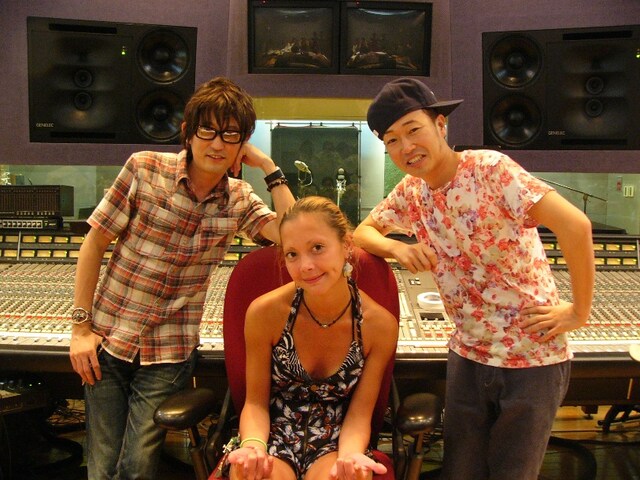 写真左からスガシカオ、土屋アンナ、SEAMO。