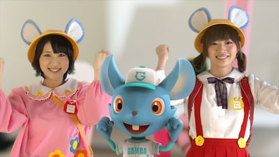 写真は「ええじゃないか」ビデオクリップより。幼稚園児に扮したなかやん（写真左）＆たなみん（右）。