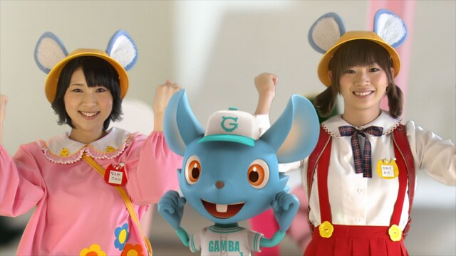 写真は「ええじゃないか」ビデオクリップより。幼稚園児に扮したなかやん（写真左）＆たなみん（右）。