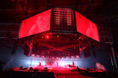 ステージ上方には6面の大型ビジョンが設置され、メンバーの雄姿を映し出した。