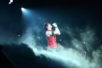 今週の人気の画像9位は「GLAY、幕張FC限定ライブでレア曲＆驚愕カバー続々披露」より、2万5000人のファンクラブ会員を前に熱唱するTERU（Vo）。