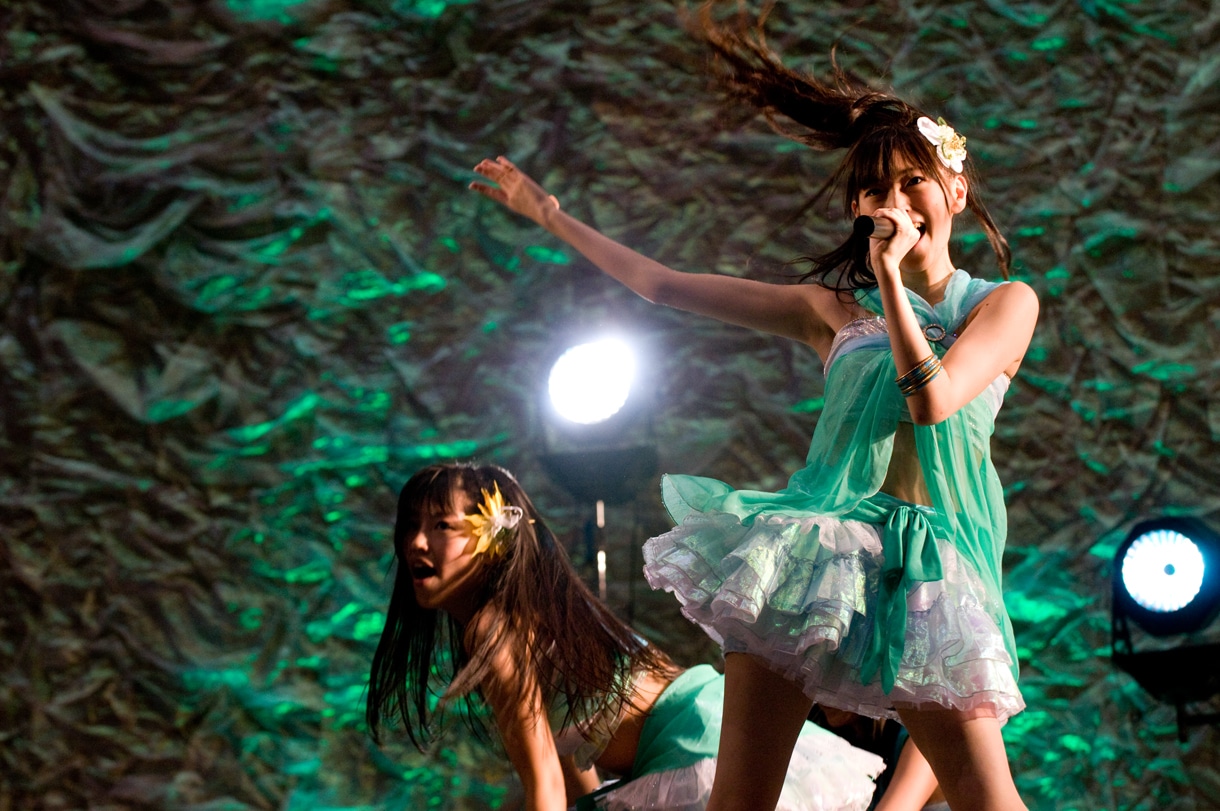 写真左から桑原みずき、大矢真那。