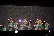 「パレオはエメラルド」を披露するSKE48。