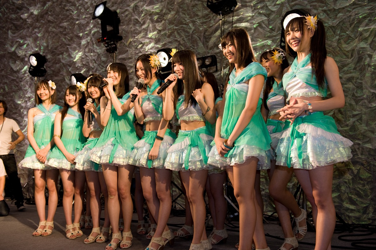 記者からの質問に答えるSKE48。