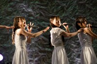 「ときめきの足跡」を披露する白組。