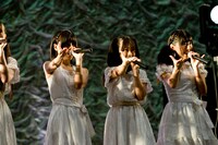 「ときめきの足跡」を披露する白組。