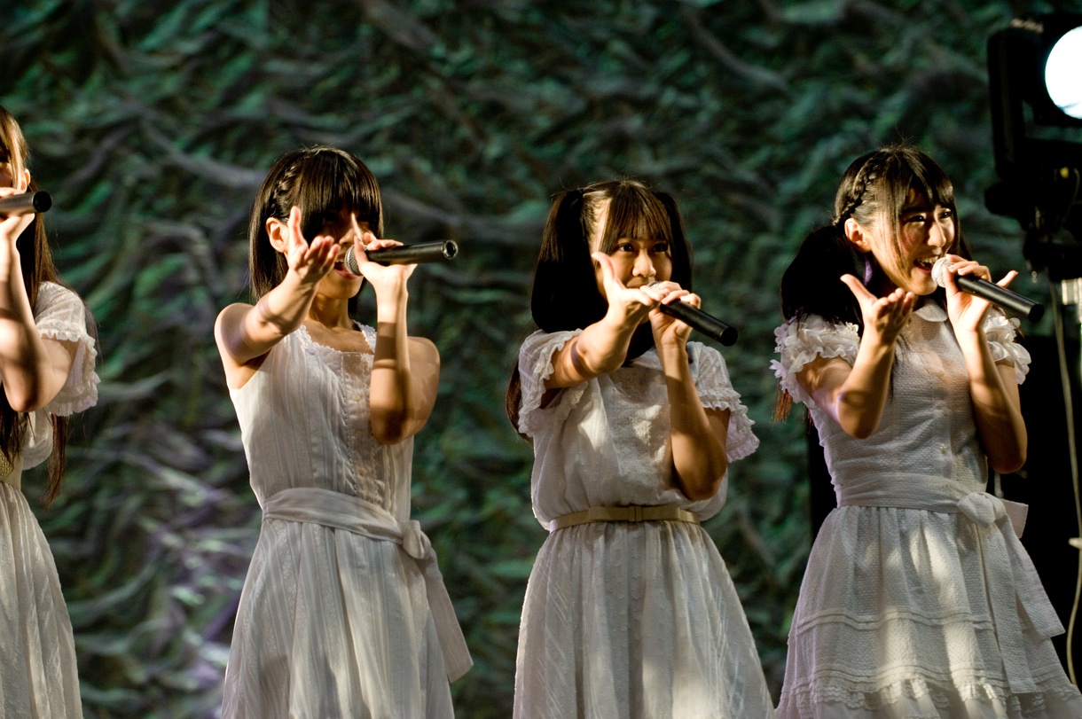 「ときめきの足跡」を披露する白組。