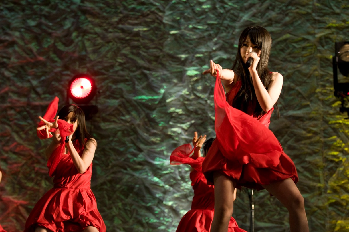 「パパは嫌い」を披露する紅組。