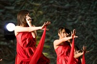「パパは嫌い」を披露する紅組。