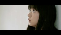 写真は「short hair」PVのワンシーン。