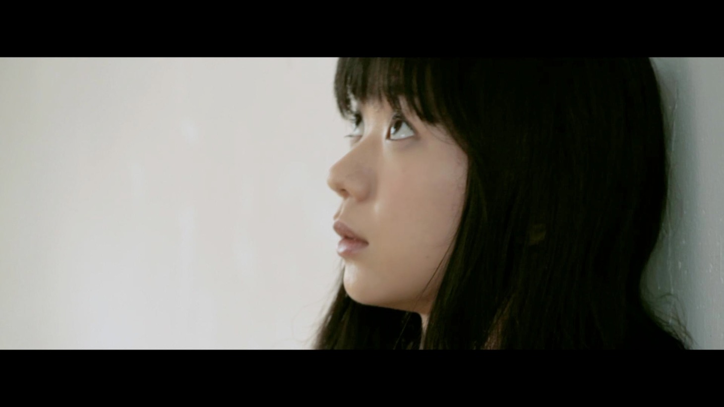 写真は「short hair」PVのワンシーン。