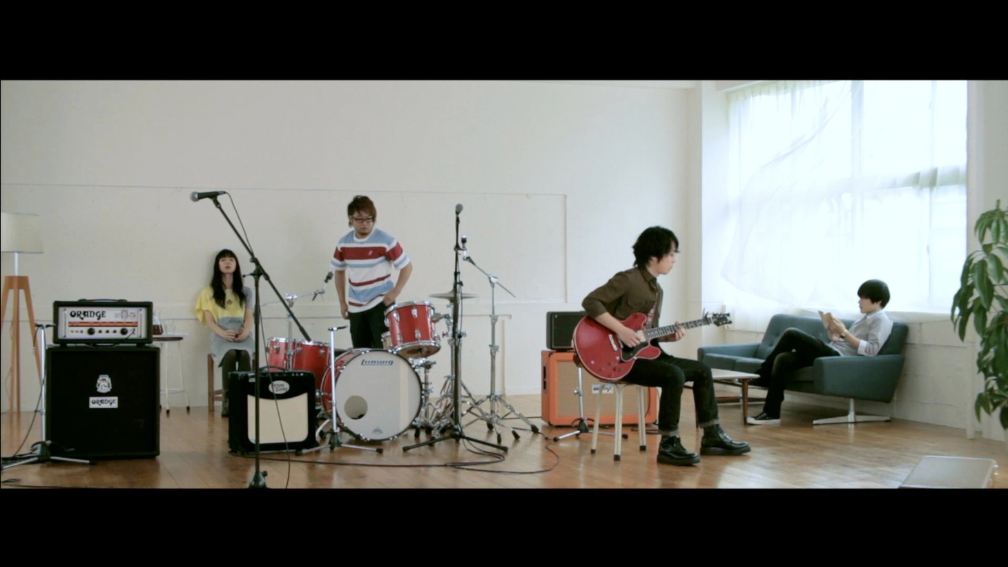 写真は「short hair」PVのワンシーン。