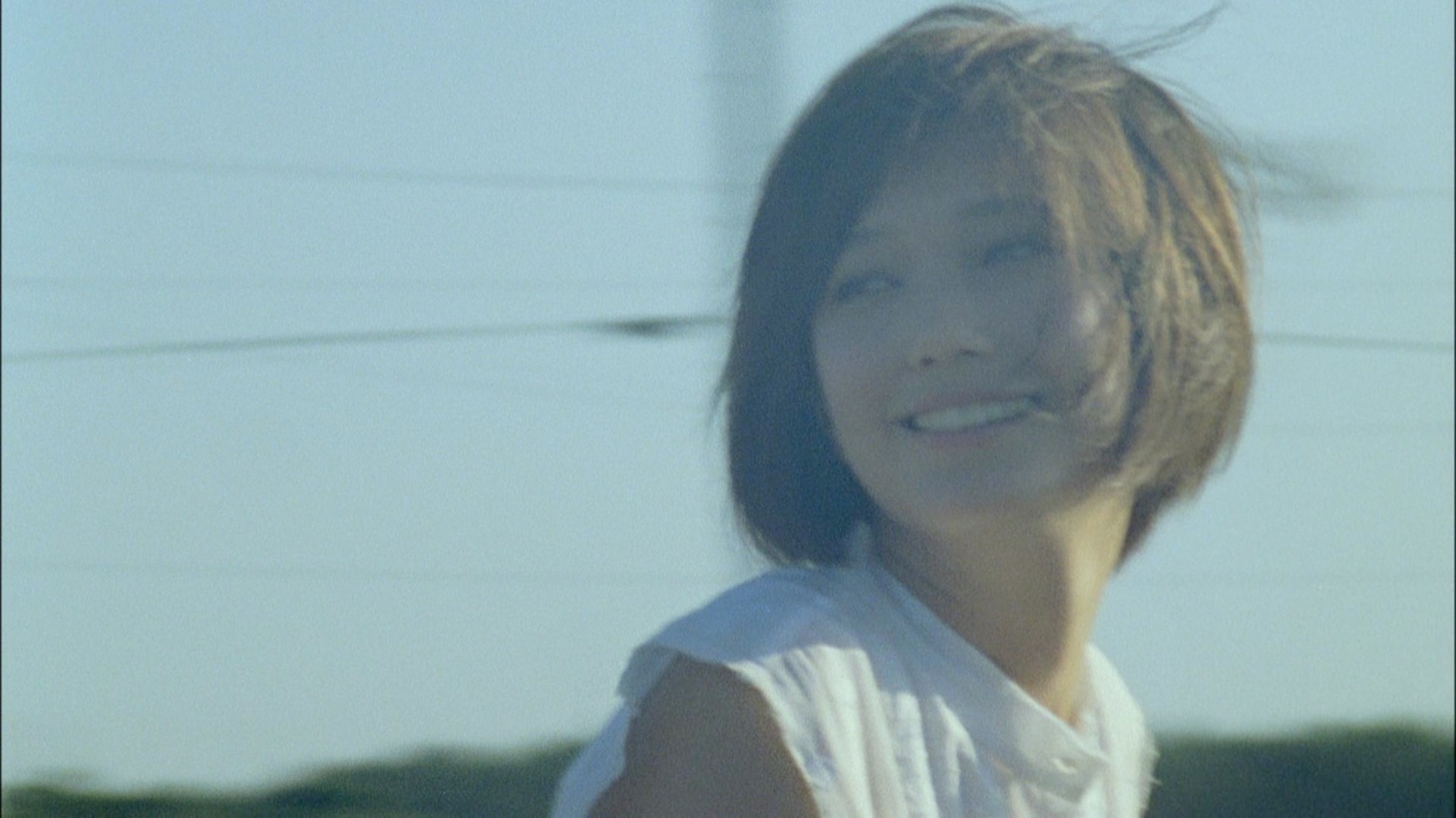写真は「short hair」PVのワンシーン。