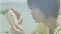 写真は「short hair」PVのワンシーン。