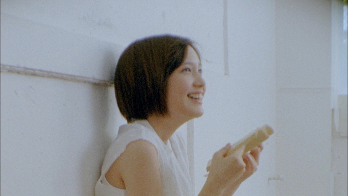 写真は「short hair」PVのワンシーン。