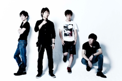 knotlampは今年1月にサポートギタリストMAHIRO（写真左端）が正式加入し4人編成となった。