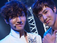 東方神起の収録時のオフショット。